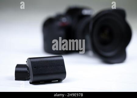 KHARKOV, UKRAINE - 14 MARS 2021 : batteries Kastar au lithium-ion ou au lithium-ion pour photocameras DSLR modernes sur table en bois blanc Banque D'Images