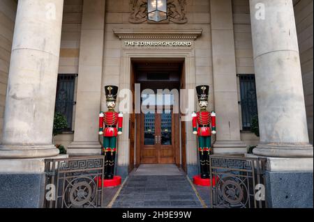 Édimbourg, Écosse - 20 novembre 2021 : l'entrée principale du Grand d'Édimbourg. Avec des décorations de Noël en forme de casse-noisette. Banque D'Images