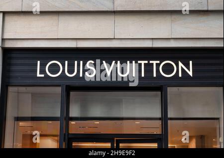 Édimbourg, Écosse - 20 novembre 2021 : le panneau pour le magasin louis vuitton à Édimbourg. Banque D'Images