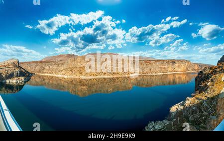 Vue sur l'Euphrate en Turquie, près du barrage Ataturk.Avec le Tigre, l'Euphrate est l'un des deux fleuves déterminants de la Mésopotamie. Banque D'Images