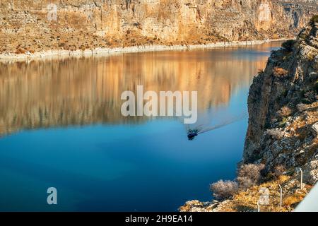 Vue sur l'Euphrate en Turquie, près du barrage Ataturk.Avec le Tigre, l'Euphrate est l'un des deux fleuves déterminants de la Mésopotamie. Banque D'Images