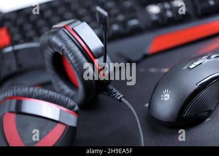 KHARKOV, UKRAINE - 14 MARS 2021 : clavier de jeu A4tech Bloody B3590R, casque G501 et souris optique P93 sur la surface de la tête B-070 en rouge et noir Banque D'Images