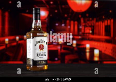 KHARKOV, UKRAINE - 14 FÉVRIER 2021 : Jim Beam Kentucky bouteille de bourbon droit sur table en bois avec intérieur de barre rouge sur fond.Elite alcool pro Banque D'Images