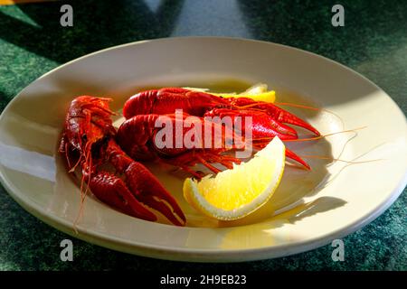 Dîner de fruits de mer au crabe bouilli servi avec des quartiers de citron Banque D'Images