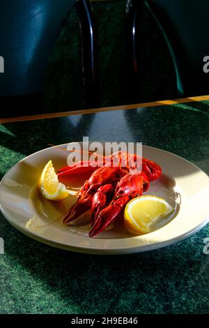 Dîner de fruits de mer au crabe bouilli servi avec des quartiers de citron Banque D'Images