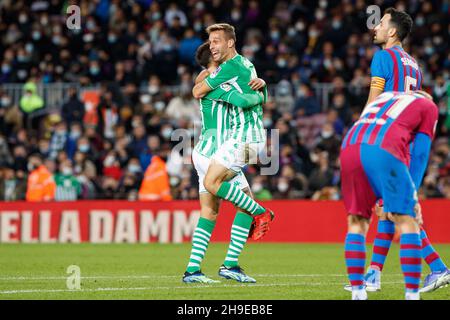 Sergio Canales de Real Betis célèbre un but avec Cristian Tello de Real Betis lors du match de la Ligue entre le FC Barcelone et Real Betis au Camp Nou à Barcelone, Espagne. Banque D'Images