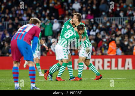 Sergio Canales de Real Betis célèbre un but avec Cristian Tello de Real Betis et Andres Guardado de Real Betis lors du match de la Ligue entre le FC Barcelone et Real Betis au Camp Nou à Barcelone, Espagne. Banque D'Images