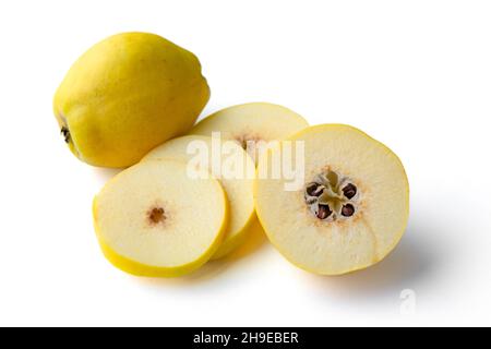Fruits de coing frais avec moitié et tranches isolées sur fond blanc Banque D'Images