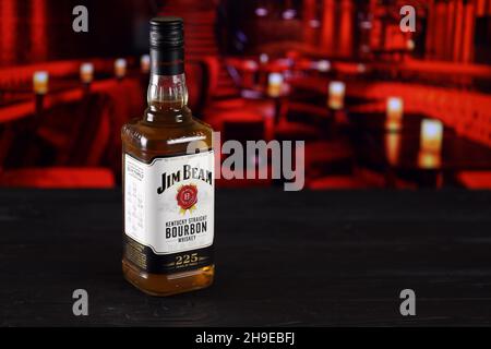 KHARKOV, UKRAINE - 14 FÉVRIER 2021 : Jim Beam Kentucky bouteille de bourbon droit sur table en bois avec intérieur de barre rouge sur fond.Elite alcool pro Banque D'Images