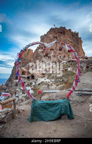 Vue sur la ville d'Uchisar. La ville grotte en Cappadoce. Turquie l'endroit idéal pour regarder des ballons d'air chaud Banque D'Images