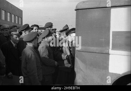 Varsovie, 1947-10-23.Przylot samolotu wioz¹cego Brigadeführera Paula Otto Geibla na lotnicko Okêcie.OD marca 1944 r. do koñca okupacji by³ dowódc¹ SS i policji W dystrykcie warszawskim.By³ odpowiedzialny za niemieckie mordy W czasie Powstania Warszawskiego i systematyczne niszczenie stolicy po zakoñczeniu Walk.S¹dzono Go W Warszawie i skazano na do¿ywocie.NZ. Ludzie zgromadzeni przy pojeŸdzie, którym zawieziono Paula Otto Geibla do wiêzienia mokotowskiego przy ulicy Rakowieckiej. wb/gr PAPVarsovie, le 23 octobre 1947.Un avion transportant Brigadeführer Paul Otto Geibel arrive à l'Okecie Banque D'Images