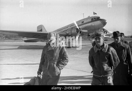 Varsovie, 1947-10-23.Przylot samolotu wioz¹cego Brigadeführera Paula Otto Geibla na lotnicko Okêcie.OD marca 1944 r. do koñca okupacji by³ dowódc¹ SS i policji W dystrykcie warszawskim.By³ odpowiedzialny za niemieckie mordy W czasie Powstania Warszawskiego i systematyczne niszczenie stolicy po zakoñczeniu Walk.S¹dzono Go W Warszawie i skazano na do¿ywocie.NZ.Paul Otto Geibel (L) na p³ycie lotniska W towarzystwie m.in. wy¿szych funkcjonariuszy policji czechos³owackiej. wb/gr PAPVarsovie, le 23 octobre 1947.Un avion transportant Brigadeführer Paul Otto Geibel arrive à l'aéroport d'Okecie.GE Banque D'Images