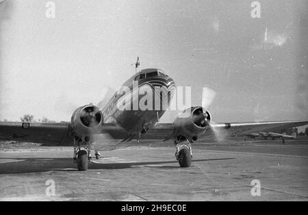 Varsovie, 1947-10-23.Przylot samolotu wioz¹cego Brigadeführera Paula Otto Geibla na lotnicko Okêcie.OD marca 1944 r. do koñca okupacji by³ dowódc¹ SS i policji W dystrykcie warszawskim.By³ odpowiedzialny za niemieckie mordy W czasie Powstania Warszawskiego i systematyczne niszczenie stolicy po zakoñczeniu Walk.S¹dzono Go W Warszawie i skazano na do¿ywocie.wioz¹cy Paula Otto Geibla zatrzymuje siê na lotnisku. wb/gr PAPVarsovie, le 23 octobre 1947.Un avion transportant Brigadeführer Paul Otto Geibel arrive à l'aéroport d'Okecie.Geibel était SS et commandant de police à Varsovie distrait Banque D'Images