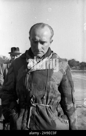 Varsovie, 1947-10-23.Przylot samolotu wioz¹cego Brigadeführera Paula Otto Geibla na lotnicko Okêcie.OD marca 1944 r. do koñca okupacji by³ dowódc¹ SS i policji W dystrykcie warszawskim.By³ odpowiedzialny za niemieckie mordy W czasie Powstania Warszawskiego i systematyczne niszczenie stolicy po zakoñczeniu Walk.S¹dzono Go W Warszawie i skazano na do¿ywocie.NZ.Paul Otto Geibel na p³ycie lotniska. wb/gr PAPVarsovie, le 23 octobre 1947.Un avion transportant Brigadeführer Paul Otto Geibel arrive à l'aéroport d'Okecie.Geibel était SS et commandant de police dans le district de Varsovie, responsable de l'allemand Banque D'Images