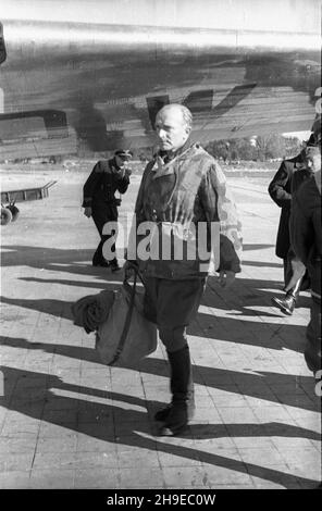 Varsovie, 1947-10-23.Przylot samolotu wioz¹cego Brigadeführera Paula Otto Geibla na lotnicko Okêcie.OD marca 1944 r. do koñca okupacji by³ dowódc¹ SS i policji W dystrykcie warszawskim.By³ odpowiedzialny za niemieckie mordy W czasie Powstania Warszawskiego i systematyczne niszczenie stolicy po zakoñczeniu Walk.S¹dzono Go W Warszawie i skazano na do¿ywocie.NZ.Paul Otto Geibel na p³ycie lotniska. wb/gr PAPVarsovie, le 23 octobre 1947.Un avion transportant Brigadeführer Paul Otto Geibel arrive à l'aéroport d'Okecie.Geibel était SS et commandant de police dans le district de Varsovie, responsable de l'allemand Banque D'Images