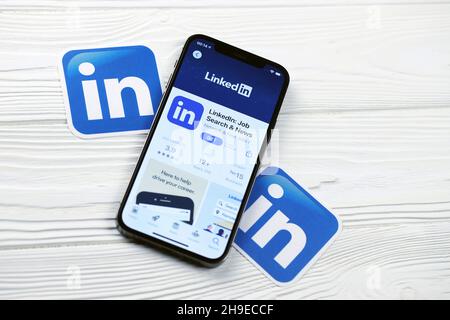 KHARKOV, UKRAINE - 5 MARS 2021 : icône LinkedIn et application de l'App Store sur iPhone 12 écran pro sur table en bois blanc Banque D'Images