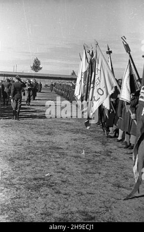 Bemowo, 1947-10-26.Promocja oficerska W Technicznej Szkole Lotniczej na lotnisku Bemowo pod Warszaw¹.NZ. Poczty sztandarowe. ps/gr PAPBemowo, 26 octobre 1947.Cérémonie de promotion des officiers au Technical Pilot College de l'aéroport de Bemowo, près de Varsovie.Photo : fêtes de couleur. ps/gr PAP Banque D'Images