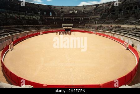 Nîmes, France - 14 août 2018: Photographie intérieure de Nîmes, Amphithéâtre avec des touristes flous Banque D'Images
