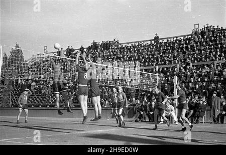 Varsovie, 1947-10-26.Mecz siatkarski Dynamo Moskwa - AZS Warszawa na centralnym korcie Legii przy ul.Myœliwieckiej.NZ. atak dru¿yny radzieckiej i obrona polskiej. ps/gr PAPVarsovie, le 26 octobre 1947.Un match de volley-ball Dynamo Moscou - AZS Warszawa dans une cour centrale du stade Legia sur la rue Mysliwiecka.Photo : attaque par dynamo. ps/gr PAP Banque D'Images