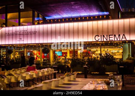 Cinéma BFI sur le bord de la rivière Southbank éclairé la nuit, Londres, Angleterre, Royaume-Uni Banque D'Images