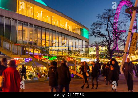 Personnes marchant à côté du Royal Festival Hall et décoration de Noël sur le bord de la rivière Southbank éclairé la nuit, Londres, Angleterre, Royaume-Uni Banque D'Images