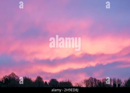 De belles vagues de lave flamboyante comme le nuage dans un ciel rouge vif, orange et jaune de lever du soleil, Wiltshire Royaume-Uni Banque D'Images