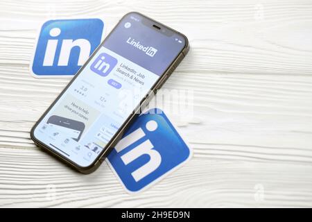 KHARKOV, UKRAINE - 5 MARS 2021 : icône LinkedIn et application de l'App Store sur iPhone 12 écran pro sur table en bois blanc Banque D'Images