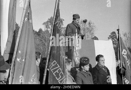 Polska, 1947-10-26.Uroczystoœci W czwart¹ rocznicê bitwy Gwardii Ludowej z Niemcami pod Kochanami.NZ. Przemawia oficer Wojska Polskiego, na pierwszym planie sztantary Polskiej Partii Robotniczej (PPR). ps/gr PAPPologne, 26 octobre 1947.Cérémonies marquant le 4ème anniversaire de la bataille menée par la Garde populaire avec les Allemands à Kochany.Photo : un officier de l'armée polonaise parlant, dans les drapeaux de premier plan du Parti ouvrier polonais. ps/gr PAP Banque D'Images