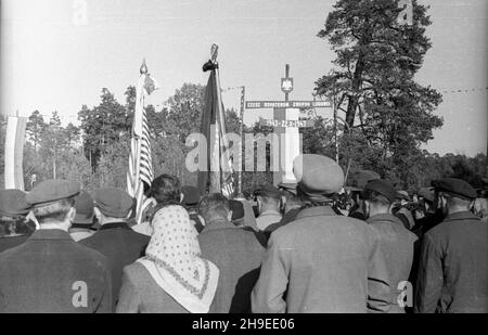 Polska, 1947-10-26.Uroczystoœci W czwart¹ rocznicê bitwy Gwardii Ludowej z Niemcami pod Kochanami.NZ. Uczestnicy obchodów ze sztandarami. ps/gr PAPPologne, 26 octobre 1947.Cérémonies marquant le 4ème anniversaire de la bataille de la Garde populaire avec les Allemands à Kochany.Photo : participants aux cérémonies avec bannières. ps/gr PAP Banque D'Images