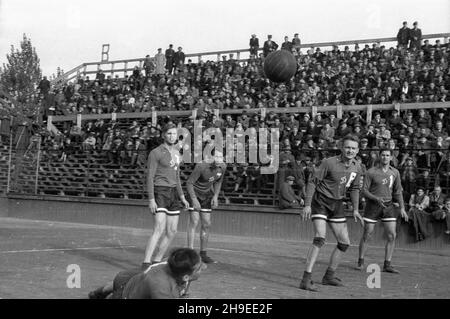 Varsovie, 1947-10-26.Mecz siatkarski Dynamo Moskwa - AZS Warszawa na centralnym korcie Legii przy ul.Myœliwieckiej.NZ. Siatkarze radzieccy rozgrywaj¹ pi³kê. ps/gr PAPVarsovie, le 26 octobre 1947.Le match de volley-ball Dynamo Moskwa - AZS Warszawa au Legia sur la rue Mysliwiecka.Photo: Les joueurs soviétiques en action. ps/gr PAP Banque D'Images