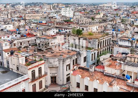 Vue panoramique sur les toits et les bâtiments de la vieille Havane (Vieja de la Havane), vue depuis l'un des plus hauts bâtiments de la ville. Banque D'Images