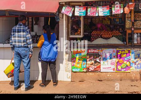 Antananarivo, Madagascar - 07 mai 2019 : deux malgaches inconnus magasinent dans la rue.Il n'y a pas beaucoup de supermarchés en Afrique, et la plupart Banque D'Images