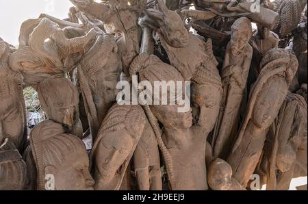 Antananarivo, Madagascar - 07 mai 2019 : divers produits souvenirs faits à la main, principalement des figurines et des visages en bois sculpté exposés sur le marché local Banque D'Images