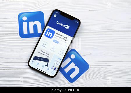 KHARKOV, UKRAINE - 5 MARS 2021 : icône LinkedIn et application de l'App Store sur iPhone 12 écran pro sur table en bois blanc Banque D'Images