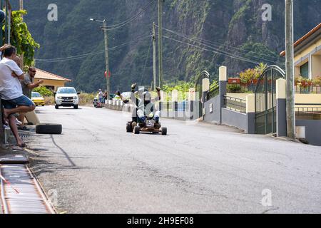 Sao Vicente, Madère, Portugal - 8 août 2021 : un festival traditionnel de karting fait maison Banque D'Images