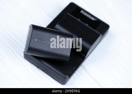 KHARKOV, UKRAINE - 14 MARS 2021 : batteries Kastar au lithium-ion ou au lithium-ion pour photocameras DSLR modernes sur table en bois blanc Banque D'Images