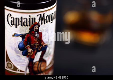 KHARKOV, UKRAINE - 3 DÉCEMBRE 2020: Captain Morgan bouteille originale de boisson à l'alcool épicé sur fond noir foncé.Production d'alcool élite Banque D'Images
