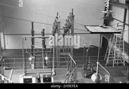 Varsovie, 1947-11.Pañstwowy Instytut Elektrotechniczny przy Politechnice Warszawskiej W alNiepodleg³oœci.W po³owie listopada otwarto tu Halê Najwy¿szych Napiêæ i Laboratoriów.NZ. Aparatura do przeprowadzania eksperymentów z wysokim napiêciem. bk/mgs PAP Dok³adny dzieñ wydarzenia nieustalony.Varsovie, novembre 1947.L'Institut national d'électrotechnique de l'Université de technologie de Varsovie, sur l'avenue Niepodleglosci.La très haute tension (ehv) et la salle des laboratoires ont ouvert leurs portes à la mi-novembre.Photo : appareillage de commutation ehv. bk/mgs PAP Banque D'Images