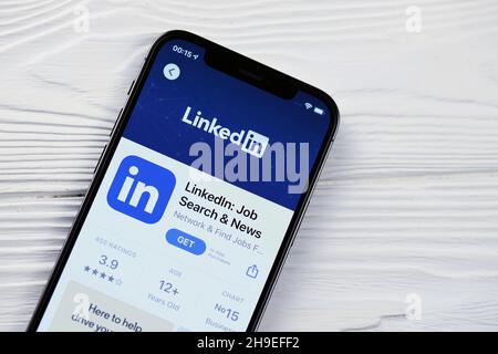 KHARKOV, UKRAINE - 5 MARS 2021 : icône LinkedIn et application de l'App Store sur iPhone 12 écran pro sur table en bois blanc Banque D'Images