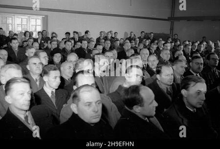 Varsovie, 1947-11.Pañstwowy Instytut Elektrotechniczny przy Politechnice Warszawskiej W alNiepodleg³oœci.W po³owie listopada otwarto tu Halê Najwy¿szych Napiêæ i Laboratoriów.NZ. Naukowcy i pracownicy polechniki podczas macerii otwarcia obiektu. bk/mgs PAP Dok³adny dzieñ wydarzenia nieustalony.Varsovie, novembre 1947.L'Institut national d'électrotechnique de l'Université de technologie de Varsovie, sur l'avenue Niepodleglosci.La très haute tension (ehv) et la salle des laboratoires ont ouvert leurs portes à la mi-novembre.Photo : universitaires et employés pendant l'inauguration. bk/mgs PAP Banque D'Images