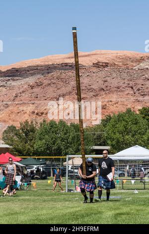 Un concurrent fait sa course pour lancer le caber dans un concours à un festival écossais dans l'Utah. Banque D'Images