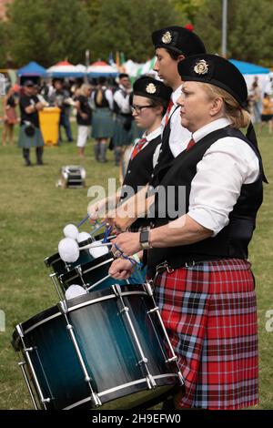 Des batteurs dans un groupe de tuyaux écossais des Highlands jouant les tambours écossais de ténor lors d'un festival écossais dans l'Utah. Banque D'Images