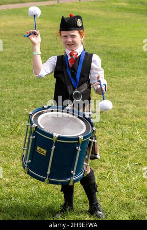 Un batteur d'un groupe de tubes écossais des Highlands fleurit ou tord ses pilons lors d'un festival écossais dans l'Utah. Banque D'Images