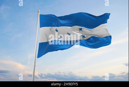 Drapeau officiel du Honduras sur fond ciel nuageux au coucher du soleil, vue panoramique. concept patriot et Voyage. Espace de copie pour bannière large.illustration 3d Banque D'Images