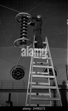 Varsovie, 1947-11.Pañstwowy Instytut Elektrotechniczny przy Politechnice Warszawskiej W alNiepodleg³oœci.W po³owie listopada otwarto tu Halê Najwy¿szych Napiêæ i Laboratoriów.NZ. Pracownik laboratorium przygotowuje aparaturê do przeprowadzenia pokazowego eksperymentu z wysokim napiêciem. bk/mgs PAP Dok³adny dzieñ wydarzenia nieustalony.Varsovie, novembre 1947.Université de technologie de Varsovie sur l'avenue Niepodleglosci.La très haute tension (ehv) et la salle des laboratoires ont ouvert leurs portes à la mi-novembre.Photo : appareillage de commutation ehv pour l'expérience show. bk/mgs PAP Banque D'Images