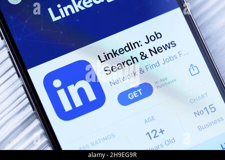KHARKOV, UKRAINE - 5 MARS 2021 : icône LinkedIn et application de l'App Store sur iPhone 12 écran pro sur table en bois blanc Banque D'Images