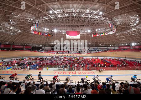 Pilotes sur la piste pendant l'événement de Madison aux Jeux Olympiques de Tokyo 2020, Izu Velodrome, Japon Banque D'Images