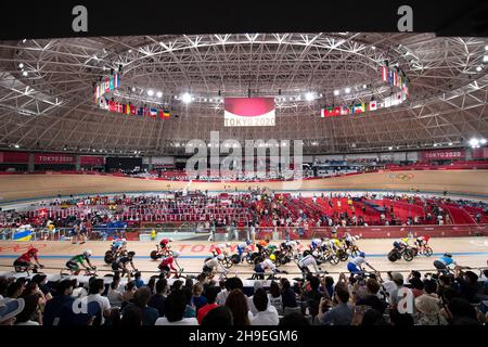 Pilotes sur la piste pendant l'événement de Madison aux Jeux Olympiques de Tokyo 2020, Izu Velodrome, Japon Banque D'Images