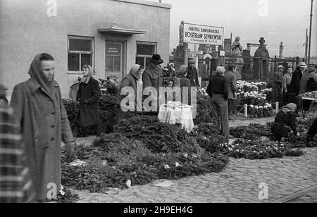 Varsovie, 1947-11-01.Obchody dnia Wszystkich Œwiêtych na Cmentarzu Pow¹zkowskim.NZ. Sprzeda¿ wieñców i kwiatów na ul.Pow¹zkowskiej.W tyle zak³ad kamieniarski Boles³awa Sypniewskiego. ps/gr PAPVarsovie, le 1er novembre 1947.La Toussaint au cimetière de Powazki.Photo : la vente de couronnes et de fleurs sur la rue Powazkowska.En arrière-plan le magasin de sculpture en pierre tombale de Boleslaw Sypniewski. ps/gr PAP Banque D'Images