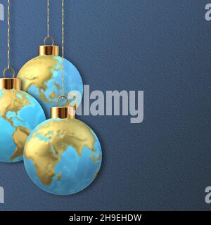 Joyeux Noël 2022 nouvelles salutations internationales.Suspendu 3D boules de Noël en forme de globe carte de sphère de l'Europe Asie Amérique sur bleu foncé.Carte du nouvel an de Noël pour l'international.3D rendu Banque D'Images